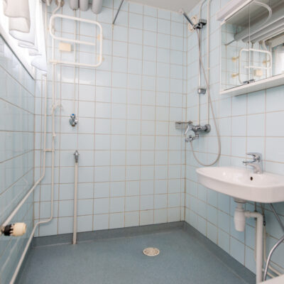 Kuvassa asunnon Y 33 kylpyhuone.