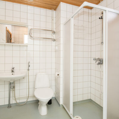 Kuvassa Pihatammen asunnon A 6 kylpyhuone